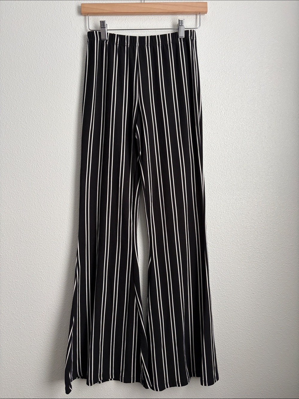 Women's Black & White Vertical Stripe Wide-Leg Pants